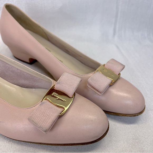 Salvatore Ferragamo 8.5 AA Narrow Pale Pink Low Heels Classic Bow Gancini Pumps - Picture 4 of 11